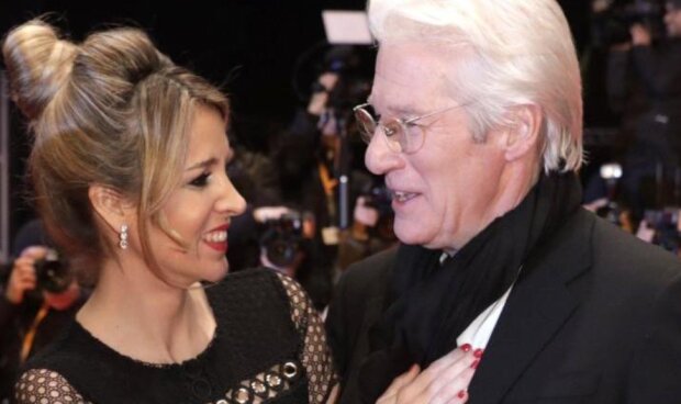 Richard Gere a Alejandra Silva. Foto: snímek obrazovky aisvip-a.akamaihd.net
