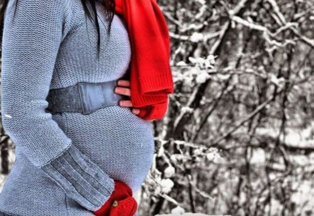 Těhotná žena uvězněná ve sněhové bouři a díky neobvyklým pomocníkům porodila dítě v lese