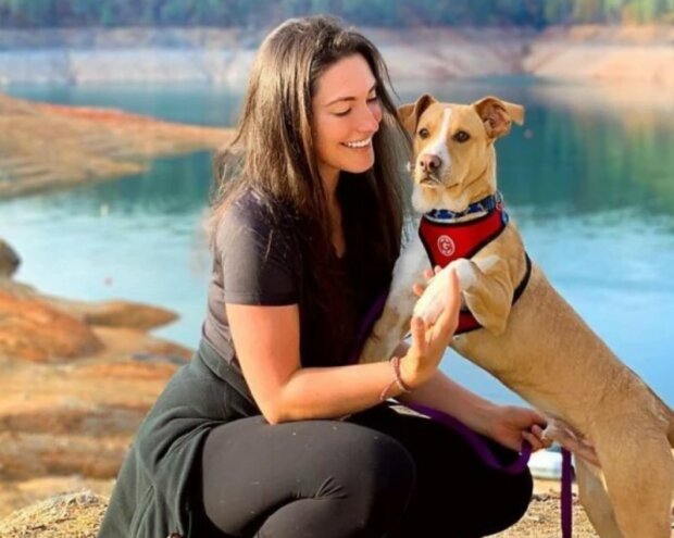 Holka a pes. Foto: snímek obrazovky Instagram