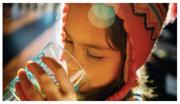 "Samoizolace": víme, jestli je třeba pít více vody, abychom se nenakazili. Vědci znají odpověď. Co děláme špatně