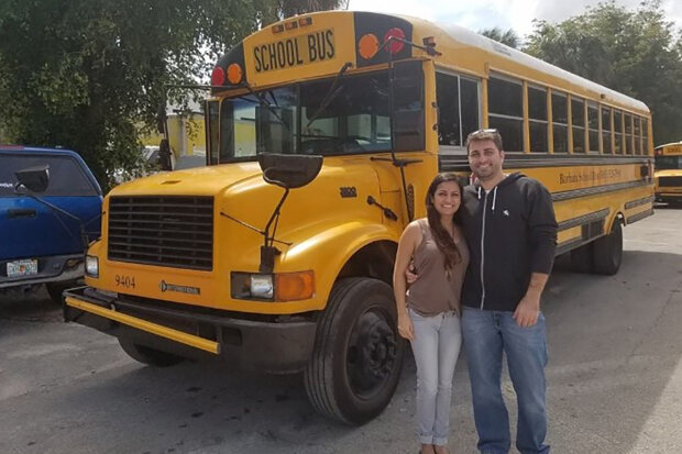 Pár přestavěl školní autobus na obytný vůz: "Nejtěžší bylo vybrat nábytek"