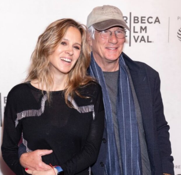 Richard Gere a jeho manželka. Foto: snímek obrazovky laykni.com