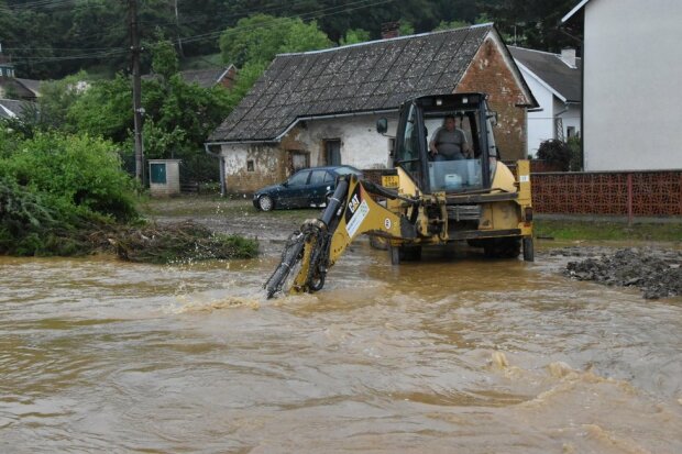 Po povodních půjdou dva domy k zemi. Na řadu přijde kontrola mostů