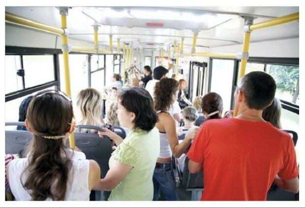 Žáci v autobuse nepustili sednout ženu s dítětem, takže jim cestující uštědřili lekci. Otázkou je, kdo byl v právu