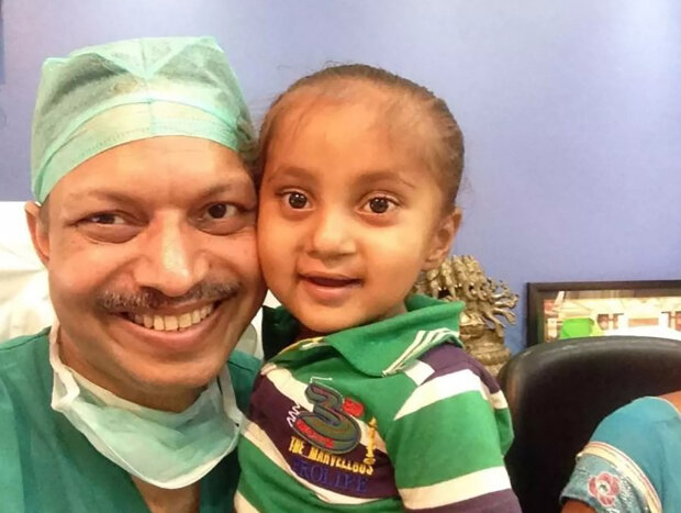 "Narodil jsem se do rodiny s nízkými příjmy": Jak chirurg se srdcem na správném místě zachránil 37 tisíc dětí a udělal to zdarma