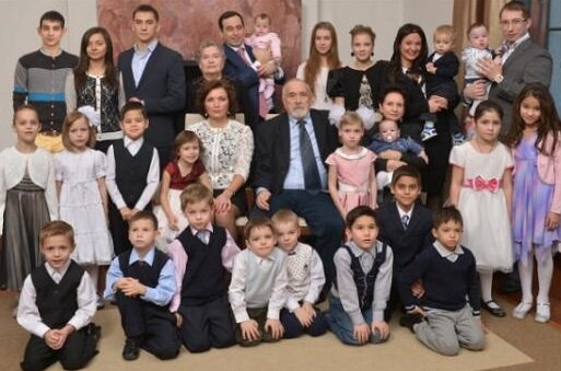 Miliardář, který adoptoval sedmnáct dětí, se rozhodl nezanechat jim žádné dědictví
