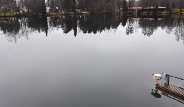 Jak se koupat v chladném jezeře: Muž se chtěl vykoupat v jezeře, ale místo toho běžel po jeho hladině