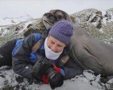 Žena a tuleň. Foto: snímek obrazovky YouTube