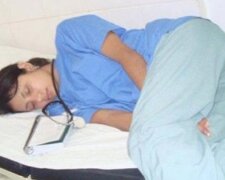 Bloger pořídil fotografii spící lékařky a fotografii zveřejnil na webu
