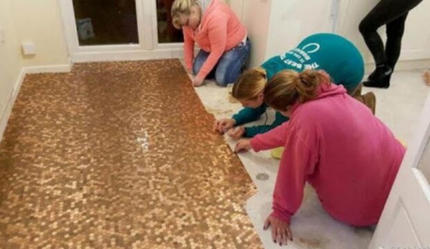 Neobvyklá podlaha. Foto: snímek obrazovky laykni.com