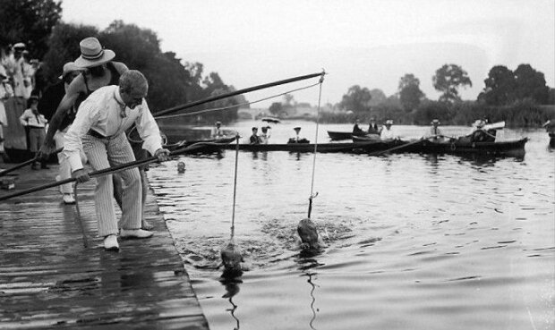 Takto učili plavání před devadesáti lety: deset fotografií o tom, jak se dříve vztahovali k dětem