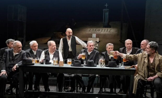 Satoranský (třetí zleva) s kolegy ve hře Je třeba zabít Sekala. Foto: snímek obrazovky ahaonline.cz