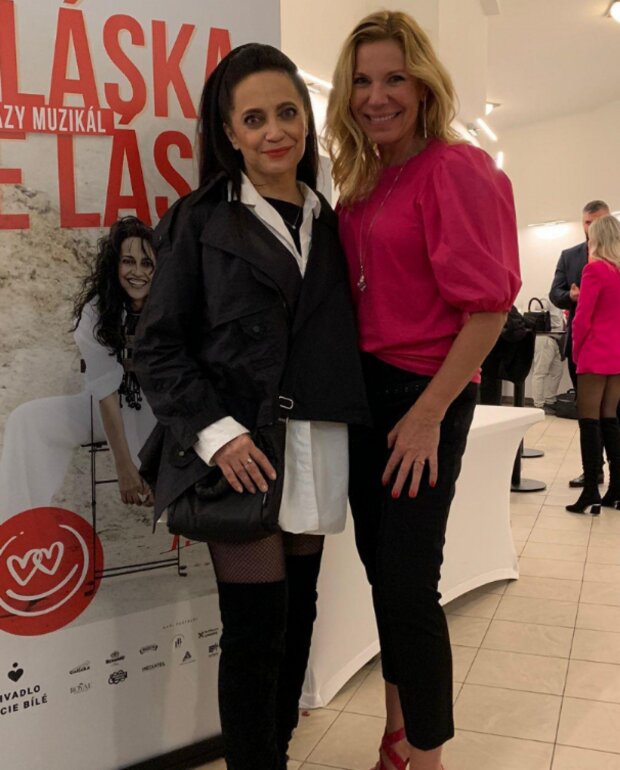 Lucie Bílá s reportérkou Andreou Ježkovou. Foto: snímek obrazovky super.cz