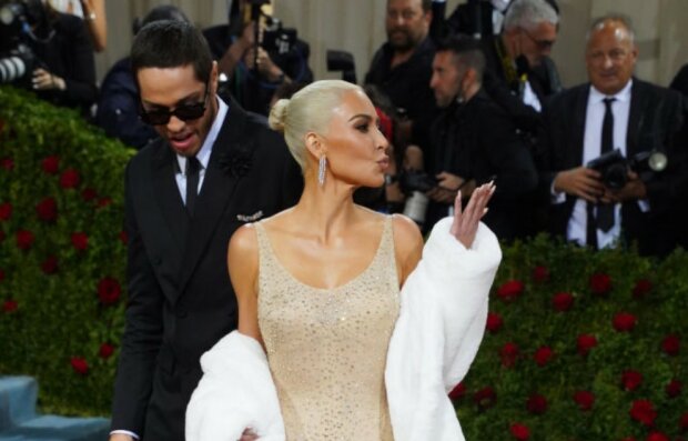 Neúspěšný pokus Kim Kardashian o proměnu v Marilyn Monroe: "Šaty byly příliš malé"