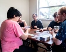 Žena žije se čtyři manžely a brzy porodí své první dítě