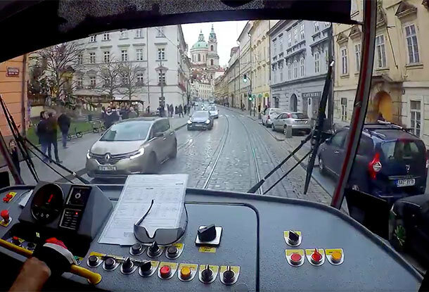 Řidič pražské tramvaje pomohl ztracenému dítěti najít rodiče