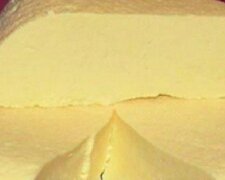 Vynikající recept na domácí sýr bez ochucovadel a droždí. Na jeden kilogram sýru stačí jen dva litry mléka