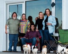 Skupina přátel si vybudovala své malé městečko, aby spolu stárly