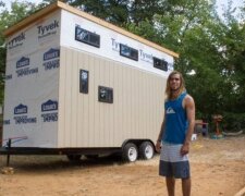 Vynalézavý student, aby vůbec neplatil kolej, postavil si dům