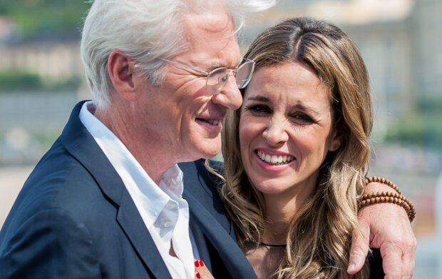 Richard Gere a Alejandra Silva. Foto: snímek obrazovky images.bstatic.de