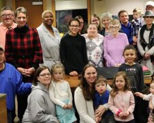 Žena vychovala šest set dětí a říká, že je miluje "jako svá"