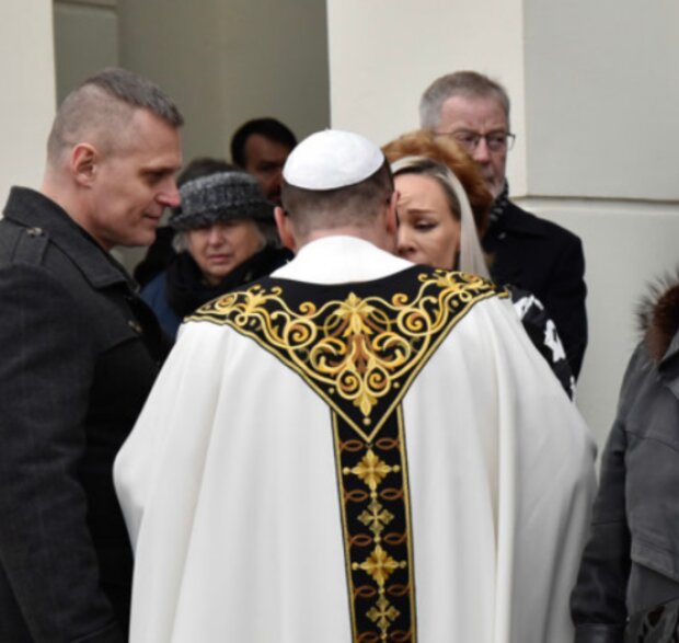 Poslední rozloučení se zpěvačkou Naďou Urbánkovou. Foto: snímek obrazovky extra.cz