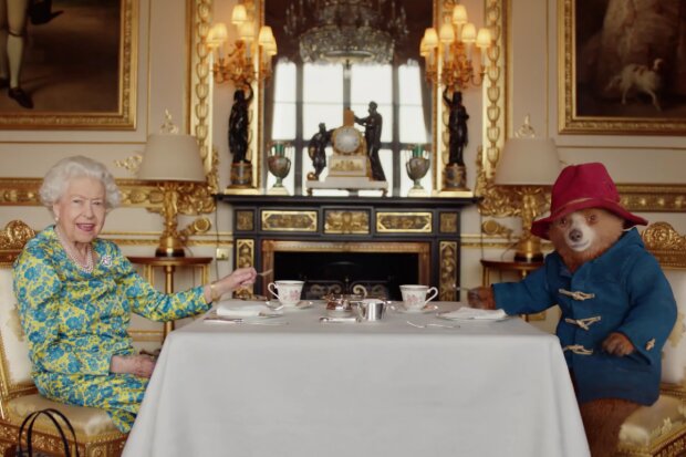 Medvídek Paddington a královna Alžběta II.. Foto: snímek obrazovky YouTube