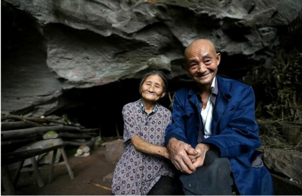 Mladý pár se po svatbě usadil v jeskyni a žije tam téměř 60 let