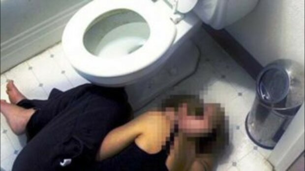 Vedoucí obchodu uslyšel křik z dámské toalety. Na zemi ležela žena... "Během své třicetileté praxe jsem se ještě s ničím podobným nesetkal"