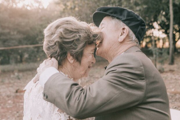 Manželé neměli fotky ze svatby, ale pravnuci jim uspořádali svatební focení o 60 let později