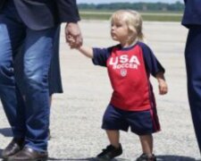 S dvouletým vnukem za ruku. Foto: snímek obrazovky tsn