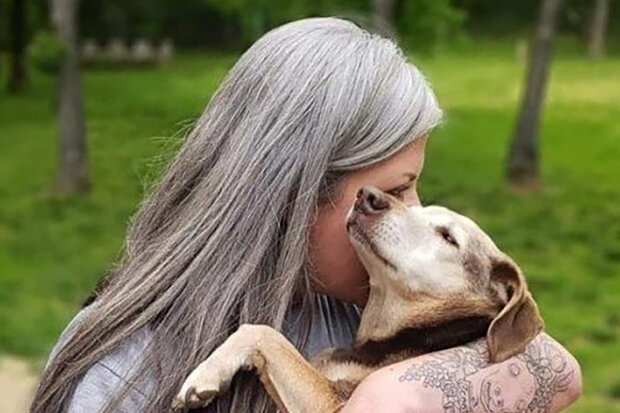 "Chtěla jsem pomoci těm, kteří byli ve stejné situaci": Jak žena přeměnila dům na psí útulek a nyní se stará o 80 mazlíčků najednou