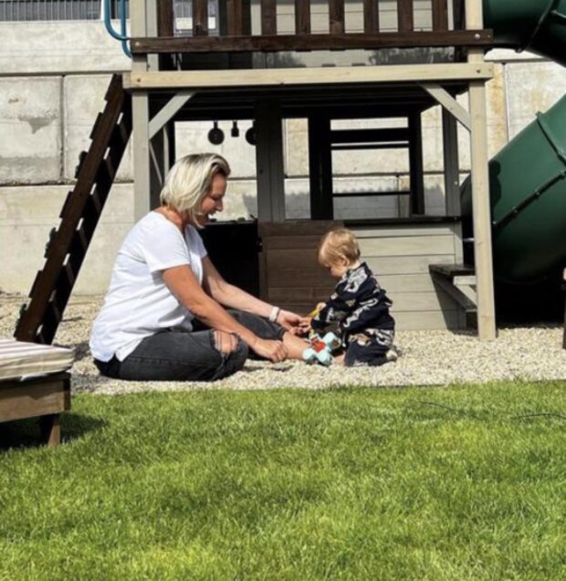 Martina Pártlová slaví Den dětí s dcerou Stellou. Foto: snímek obrazovky extra.cz
