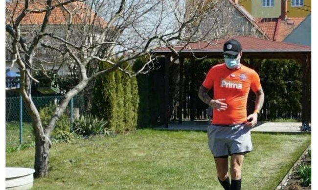 "Běhat jako Forrest Gump": jak Petr Vágner uběhl maraton na své malé zahradě