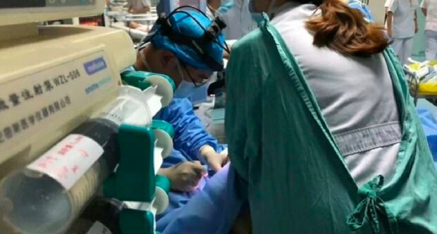 Třicet lékařů se střídali a dělali dítěti masáž srdce po dobu 5 hodin, aby ho zachránili