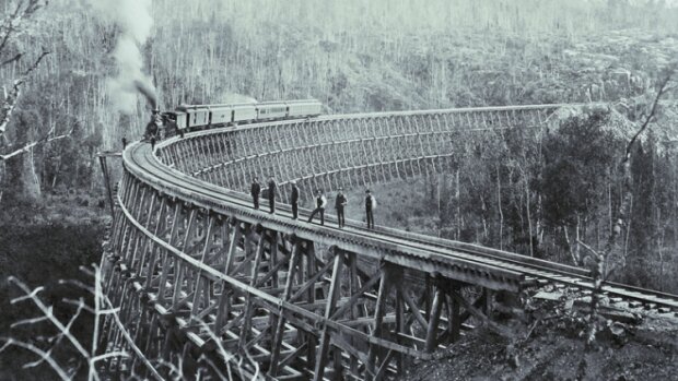 "Jak po nich mohly jezdit soupravy o hmotnosti několika stovek tun?" Staré snímky dřevěných železničních mostů, které ohromují svým designem