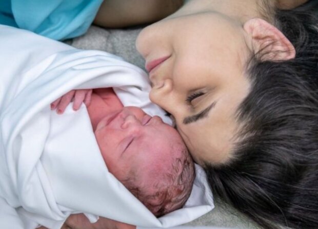 Matka a dítě. Foto: snímek obrazovky laykni.com