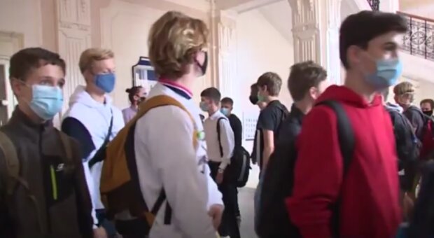Do školy bez roušek. Foto: snímek obrazovky YouTube