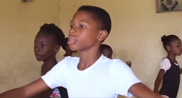 Jedenáctiletý chlapec z Nigérie natočil svůj tanec a byl všimnut slavnou baletní školou