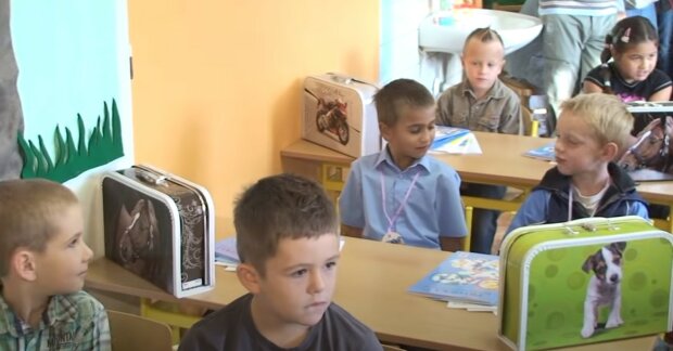 "Děti ani pedagogové tam při výuce dokonce nemusí nosit roušku": Psycholog popsal, jak dálkové vzdělávání ovlivní české děti a vzdělávací systém
