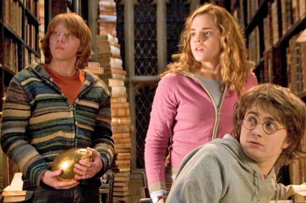 Harry Potter se vrací na obrazovky: tvůrci franšízy zveřejnili první snímek z Návratu do Bradavic. Fanoušky pobouřila absence jedné z klíčových postav