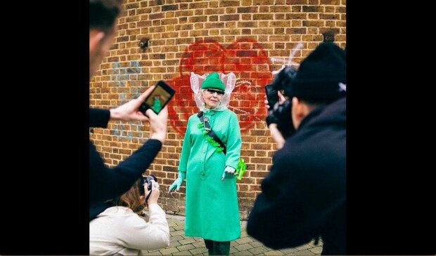 "Zelená bohyně": jak blogeři oblékli babičku do směšných šatů a oklamali London Fashion Week a dokonce i Vogue