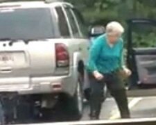 Tato starší dáma se stala hvězdou internetu. Video Vás dostane do kolen. Nevěděla, že ji někdo natáčí, a předvedla něco neuvěřitelného