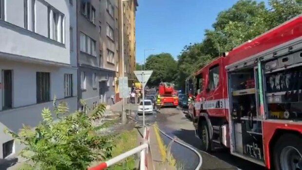 Došlo k výbuchu bytu v pražských Holešovicích. Zachraňovali obyvatele domu pomocí vyváděcích masek
