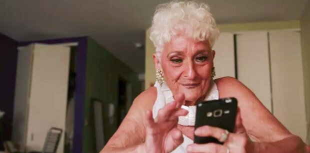 83 let stará babička zvládla seznamovací aplikaci a nyní hledá mladé kluky