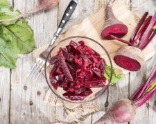 Jak připravit řepový salát s jablky a sledi za 20 minut