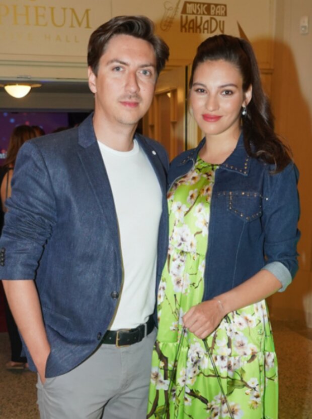 Martin Donutil s těhotnou přítelkyní Sárou Affašovou. Foto: snímek obrazovky extra.cz