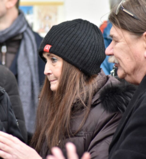 Poslední rozloučení se zpěvačkou Naďou Urbánkovou. Foto: snímek obrazovky extra.cz