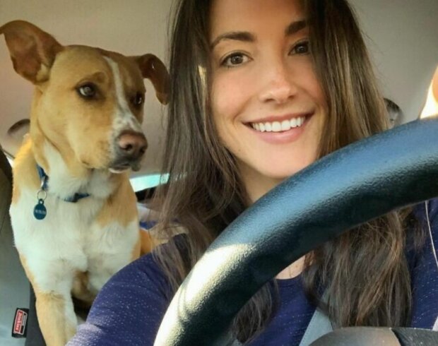 Holka a pes. Foto: snímek obrazovky Instagram