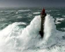 Podařilo se schovat za zlomek vteřiny do úderu 30 metrové vlny (skutečné fotografie): jak se hlídači majáku při bouři zbláznili strachem